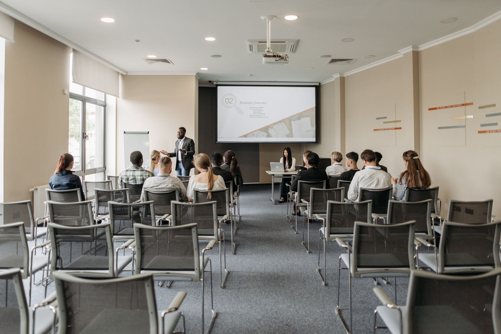 Szkolenie BHP prowadzone w sali szkoleniowej